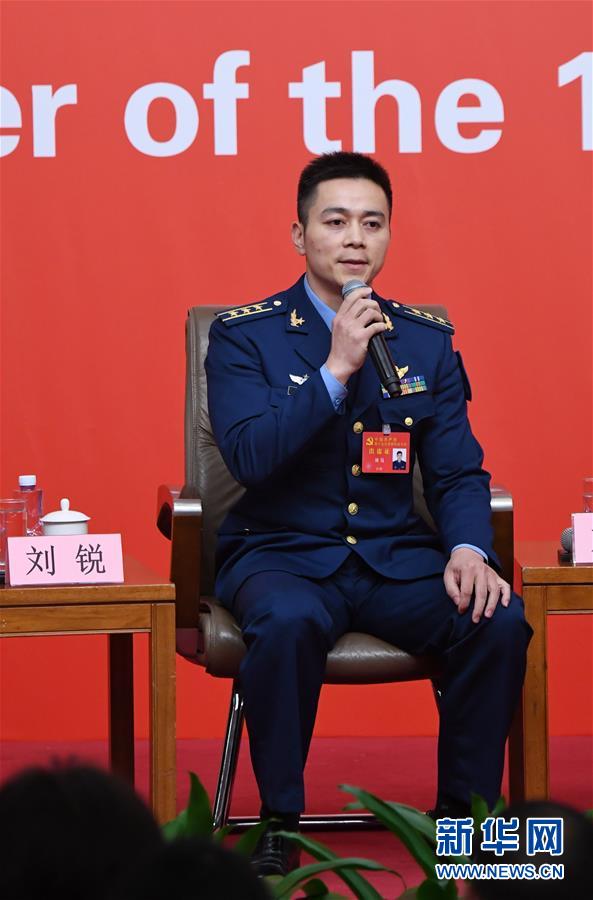 （十九大）（10）十九大新聞中心舉行“中國特色強(qiáng)軍之路邁出堅(jiān)定步伐”集體采訪